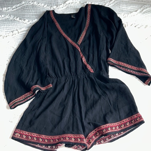 Black short romper, flowy bell sleeves with detailing all over - Picture 4 of 10